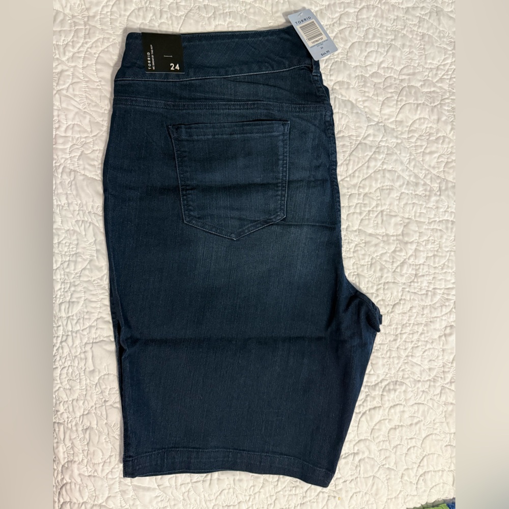 Torrid Jegging Bermuda Short size 24